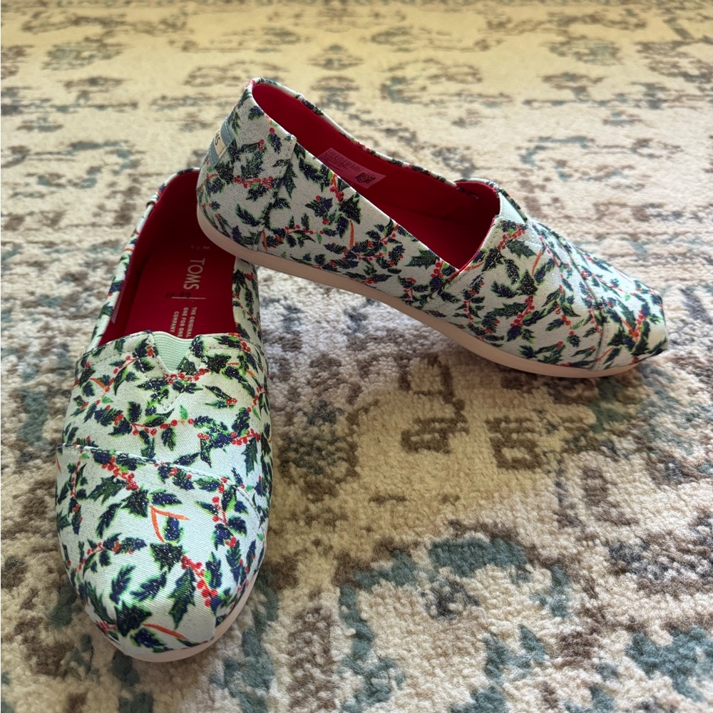 Holly Jolly Classic Tom’s